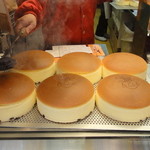 りくろーおじさんの店 なんば本店 - 焼印を押しているところです。