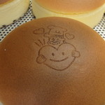 りくろーおじさんの店 - 実際の商品の焼印。ハートがバレンタインぽいですね。