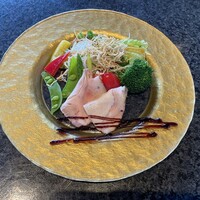 大淀河畔 みやちく - 前菜。ローストポーク、サラダ。