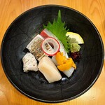 いざかや しん - 割鮮の内容は写真真上から時計回りの順に、カンパチ、イカ雲丹盛り、ホタテ貝柱、地穴子焼き霜、太刀魚炙りでした(o^^o)
