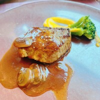 ビュッフェ＆カフェレストラン ナイト＆デイ - 牛ロース肉のガーリックペッパーステーキ　シャスールソース