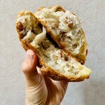 TANI ROKU BAKERY PANENA - 外側はパリッ！中はゴロゴロとくるみが入っており、バターの良い香りと風味が感じられます♡絶品なんですよ…くるみがあまり好きでない私ですが、このパンは別です。大好き