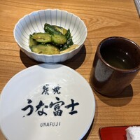 炭焼うな富士 大丸京都別邸 - 箸休めのきゅうりの漬物とほうじ茶