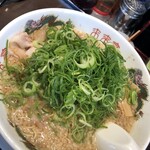 来来亭 - ラーメン大盛　麺バリカタ　味普通　チャーシュー脂身　ネギ多め