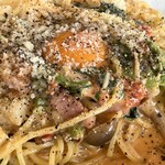 パスタキッチン　ドラーゴ - ベーコンと味宝卵のトマトクリームカルボナーラ