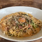 パスタキッチン　ドラーゴ - ベーコンと味宝卵のトマトクリームカルボナーラ