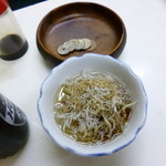 立飲みコーナー大つか - 2014.03 １日目、９時過ぎでしたが生もの系のおつまみはほぼ売り切れでした。