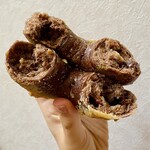 ハッピーキャンパーベーグル - もっちりしたココア生地の上にまぶされたクランブル、中にはトロットロのチョコレートと味のアクセントとしてベリーが練り込まれていました♡美味しすぎるんだが…？2個買っといて良かった……♡好き