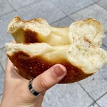 ハッピーキャンパーベーグル - なんにも味が付いていなくてシンプル、だからこそダイレクトに良い小麦の甘さが感じられる1品！買ってすぐに頂いたんですがパリもち食感がたまらない♡ そのまま食べるのが好き