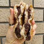 ハッピーキャンパーベーグル - 小ぶりなのに手に持つとずっしり！パカンと割るとあんこがたっぷりぎっしり！♡ 購入して少し時間が経っていたのでクラストとクラムはむっちりしていて、それが程よい甘さのあんことマッチしていて美味〜♡