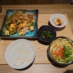 炭火やきとり 沖縄料理 とりや - 料理写真:●ちゃんぷる～定食　1,210円
（ゴーヤ又はふ〜から選択出来る）

を注文してみた

■ランチに付いてくるそばは、全て八重山そばとなる

■そばは本場、石垣島から取り寄せされている
と書かれている