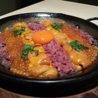 横浜 うしみつ - 究極の映えリア …
                    ランプとイチボのローストビーフに北海道のイクラと雲丹 ‥ 卵は、栃木県の金の卵と豪華なシメ
                    