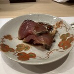 うを徳 - 藁で燻した銚子鰹のニンニク醤油がけ