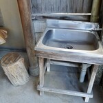 東屋 - 入り口にある水道