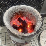 炭火焼肉ホルモンさわいし - 外で焼いてる炭達