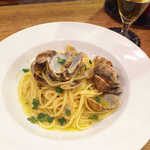 カフェ エ バール ドゥー - パスタ・ボンゴレ。平打ち麺というのも、変化があって良いですね～