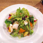 カフェ エ バール ドゥー - 季節の野菜とゆでたまごの農園風サラダ・マスタードドレッシング（￥819）