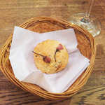 カフェ エ バール ドゥー - 今日のお通しは、なんと桜のスコーン！ 春めいてきましたね♪