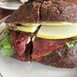 Boulangerie ADACHI - 鴨の生ハムとりんごのサンドイッチ。このパン売って欲しい…