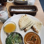 Kalash - バターチキンカレーとチーズナンのセット…サラダがカレー風味のドレッシングで美味しい