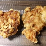 から揚げ専門店 から助 - 唐揚げ(1個190円)。左が醤油味で右が塩味。大きさはまちまちのようだが、結構大きい。