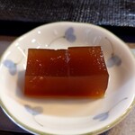 鮨まさ - 黒糖ワラビ餅はさっぱりしている