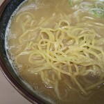 三代目 月見軒 - やや細い弱ちぢれ麺