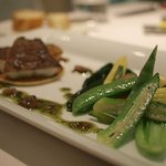 レストラン ヒロミチ - マコガレイのポワレ　穂紫蘇とバジルのソース　契約農家の野菜添え（野菜）