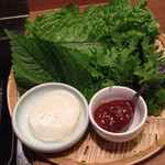 焼肉 グルマンズいとう - サンチュ。サンチュ、春菊、エゴマの葉、大根の酢漬け。