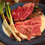 焼肉 グルマンズいとう - 奥が旨ロース、手前が上カルビ