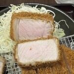 肉屋食堂 たけうち - 上が「極厚」、下が「厚切」