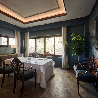 まるで邸宅に招かれたかのうような温もりある個室は、少人数のお集まりに最適です