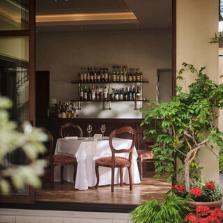 庭に面したお席からは四季折々の花や緑を眺めならお食事いただけます