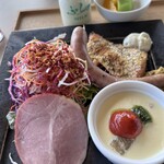 フラノ寶亭留 - モリモリ野菜サラダと大きなソーセージ、サーモンの香草焼き