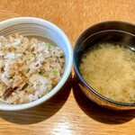 鉄板焼 天 本丸 - ガーリックライス&味噌汁