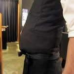 五徳 - 「日本酒の勉強のために飲んでたらこんなお腹になりました」と笑う店長（笑）