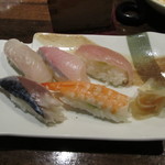 囲炉裏 温石 - 〆のお寿司です