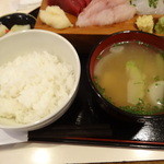ビストロ茶葉蘭 - 小盛りご飯に魚のアラの味噌汁