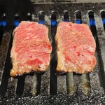 Kam Mur You - ハラミに火が入り、焼いていない面に肉汁が浮き出します