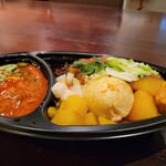 リコ プア - ビーフカレー「トリプルがけ」1,050円