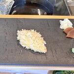 あじふらい てしお - カウンター上に一貫ずつ、握り寿司の様に提供される