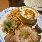 ちいさなフライパン - 付け合わせのモヤシ炒めも美味しいし、ナポリタンが昭和っぽくて何度食べても懐かしい。