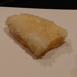 天ぷら 京星 - さつまいも(砂糖とブランデーつけた後)