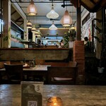 Warung Makan Bu Rus - 細い通路を入っていくと中は結構広い