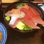 沼津魚市場食堂 - 丼全てに小鉢とフライ２品がついて来て、かなりのお得感あり！