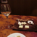 IL TEATRO - グラスワインとチーズ盛り合わせ１１００円。美味しかった！お皿もグラスも素敵～♡☆彡