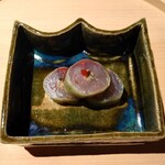 温石 - 前菜　焼津で獲れた鯵の胡瓜巻き　上に梅肉