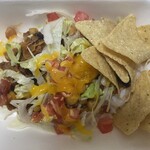 TACOMANIA - タコライス。ぐちゃぐちゃに混ぜて食べると、パリパリの食感と一体しててかなり食べごたえがあります。