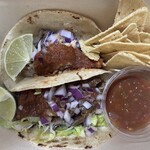 TACOMANIA - タコスセット1000円。注文したのはカルニータス(豚肉入り)とカルネアサダ(牛肉入り)のタコスです。すだちを絞ってサルサソースと一緒に食べます。