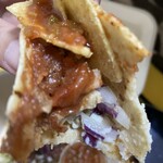 TACOMANIA - こちらはカルニータス。豚肉とトマトベースの旨さがギュッとしてて美味いですね。